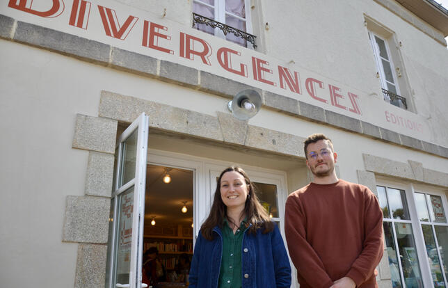 Audrey Pineau, gérante de la librairie Divergentes à Quimperlé, et Johan Badour, fondateur des éditions du même nom, lors de l'ouverture des lieux le samedi 13 avril 2024.