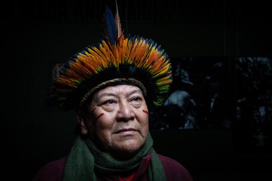 Davi Kopenawa, porte parole des Yanomami à Paris en 2020. Il est co-auteur du premier livre de la collection "Voix de la Terre" chez Actes Sud.
