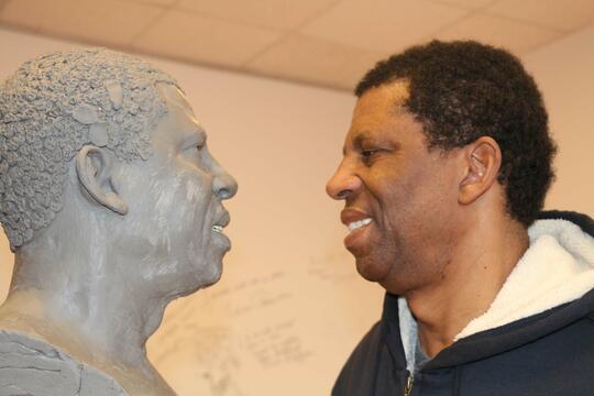 Dany Laferrière et son double de cire au Musée Grévin (Paris 9ème)