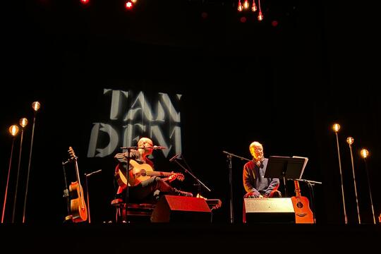 Le dessinateur et écrivain Emmanuel Guibert accompagné du guitariste Philippe Mouratoglou, au Théâtre de Nevers.