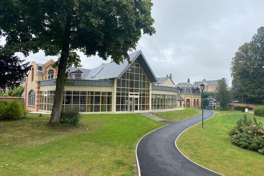 La médiathèque du Grand Bourgtheroulde (Eure), commune de 4000 habitants, fonctionne avec une bibliothécaire et quinze bénévoles.