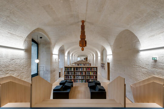 Une des sculptures d'Antony Gormley dans la bibliothèque réaménagée de l'Ecole du Louvre.