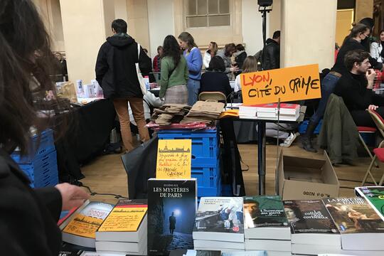 Stand de libraire au sein du Palais de la Bourse à Lyon pour Quais du polar 2022