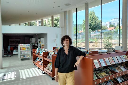 Nathalie Daguillon, Responsable du bassin de lecture Nord de Clermont Auvergne Métropole, dans la médiathèque Jack-Ralite.