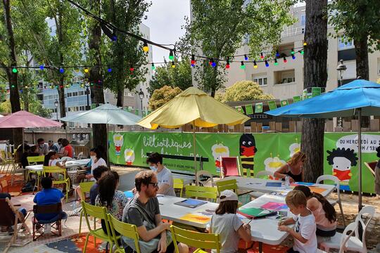 L’été dernier, opération Bibliothèques hors les murs au Bassin de la Villette, sur Paris Plages.