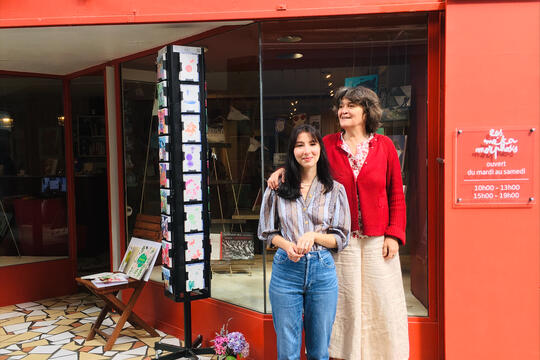 Valérie Caillaud et Vanessa Michaut-Vizzone, les deux libraires des Métamorphoses, à Douarnenez (Finistère).