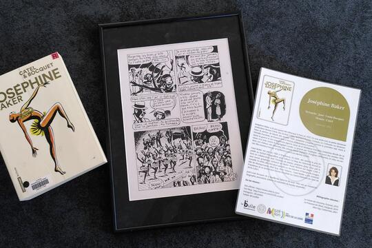 Exemple d’un «pack» empruntable : la BD Joséphine Baker de Catel, la planche acquise par La Bulle et la notice explicative.