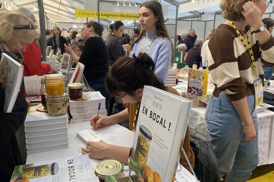 Linda Louis, autrice de "En bocal" (La Plage) en dédicace lors du Festival du livre gourmand (Périgueux, 18-20 novembre 2022).