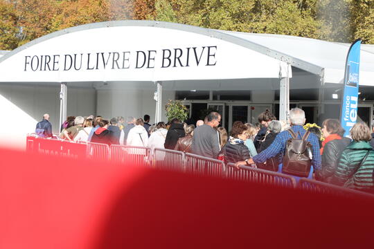 Le public devant la halle Georges Brassens.