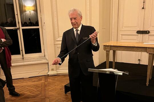 Mario Vargas Llosa épée d'académicien