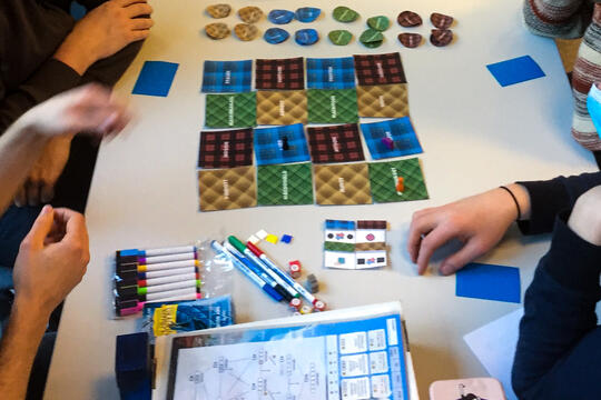 La bibliothèque lyonnaise du 6e organise des rendez-vous pour tester des prototypes de jeux de société. Leurs créateurs, amateurs ou professionnels, recueillent l’avis des usagers.