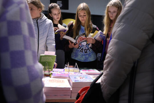 Jeunes adultes au salon du livre de la jeunesse de Montreuil