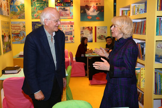 Peter Usborne et Camilla Parker Bowles, duchesse de Cornouailles, lors de la Foire du livre de Londres en 2014