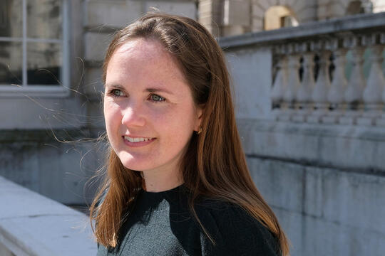 Chloë Ashby, "Peinture fraîche" (La Table Ronde)0.jpg