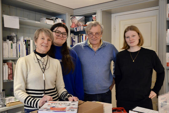 L'équipe, en février 2024, de la librairie Le Temps retrouvé, à Amsterdam : Véronique Fouminet, Pierre-Pascal Bruneau, Angéline Tison et Marie Hugny