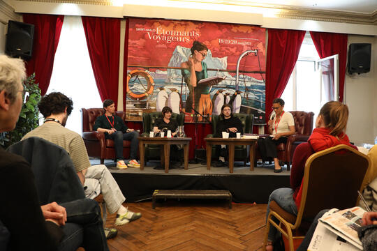 Table ronde sur les nouvelles voix pour "Prendre en charge le monde d'aujourd'hui", avec Édouard Jousselin, Phoebe Hadjimarkos Clarke et Bastien Hauster, au festival Etonnants Voyageurs 2024, à Saint-Malo.