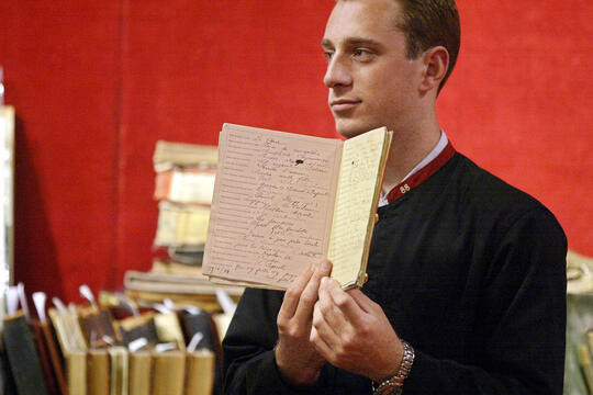 Vie et destin d'un manuscritAFP__20100206__APP2003052785066__v4__HighRes__EnchereEditionProust