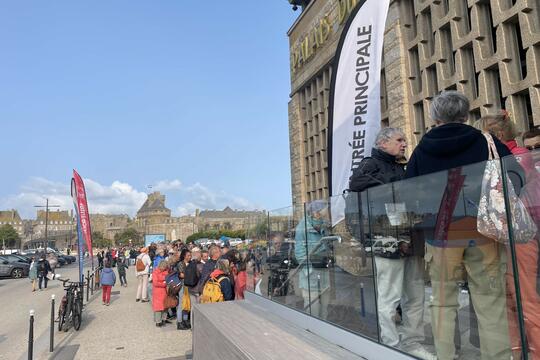 a file à 9h pour entrer dans le Palais du Grand large qui accueille le festival Etonnants voyageurs à partir de 9h30 