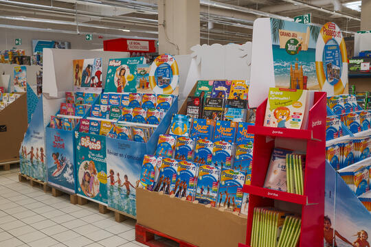 Des cahiers de vacances dans une grande surface