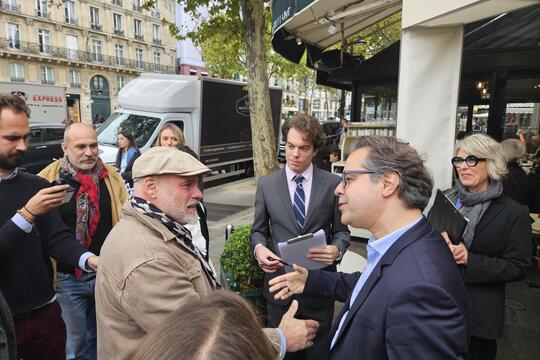 Joseph Incardona arrivant au café des Deux Magots pour recevoir son prix