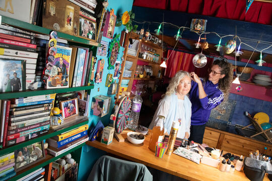 Nadine Monfils chez elle, se fait coiffer et maquiller par Agathe Ropion avant de poser pour le photographe Pierre Monetta.