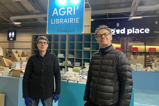Emmanuel Konstantin et François Pelle, du groupe Eyrolles, le 20 février 2026 lors du montage de la librairie au Salon international de l'agriculture