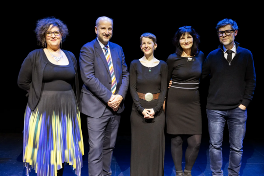 La lauréate Chloé Falcy accompagnée du jury présidé par Lionel Baier