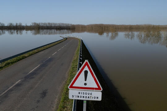 Une route coupée par la montée des eaux près d'Angers
