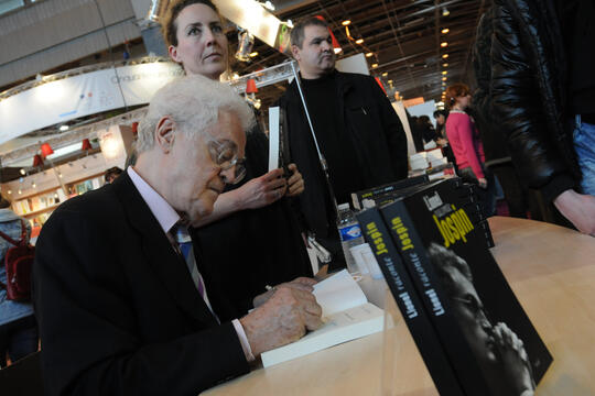 Lionel Jospin en dédicace au Salon du livre 2010
