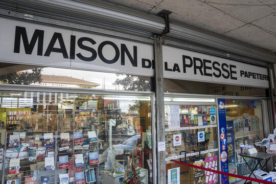 Une Maison de la presse faisant aussi librairie en centre-ville de Bron (Rhône)