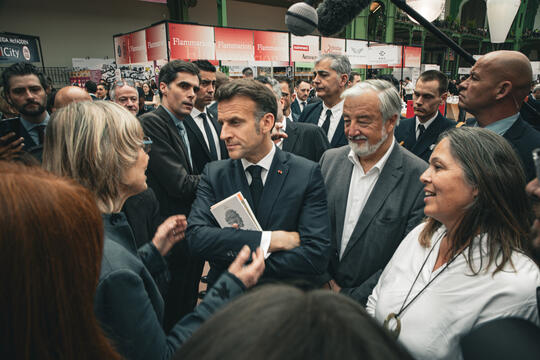Emmanuel Macron au Festival du livre de Paris, entouré de Françoise Nyssen, Vincent Montagne et Anne-Sylvie Bameule