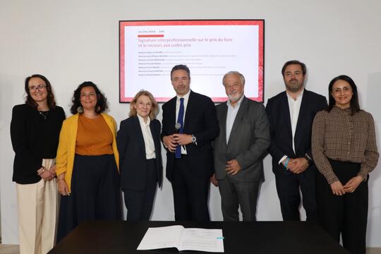 La signature de l'accord code prix en présence de la ministre de la Culture Catherine Pégard au Grand Palais en ouverture du Festival du livre de Paris