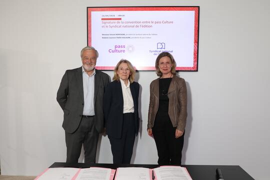 La signature de l'accord entre le pass Culture et le SNE en présence de la ministre de la Culture Catherine Pégard au Grand Palais en ouverture du Festival du livre de Paris