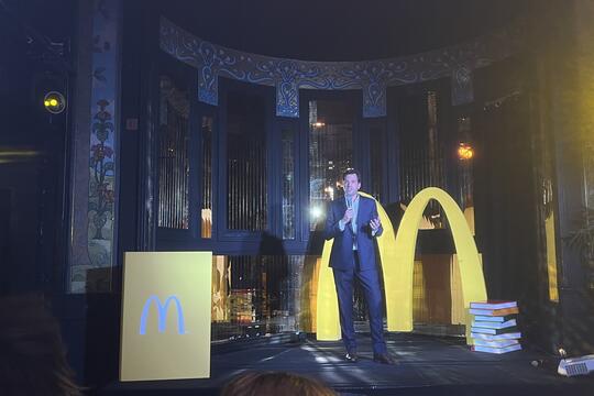 Pour ses dix ans d'engagement en faveur de la lecture, McDonald's France a lancé L'École des Raconteurs au Théâtre du Renard, à Paris, ouverte par Eloi de la Celle, directeur de la communication de l'enseigne.