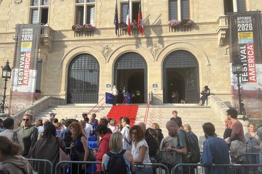 Samedi après-midi, le public se presse devant l'Hôtel de Ville de Vincennes, cœur du festival America.