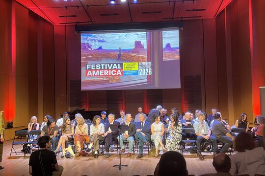 Les écrivains de la 12e édition réunis sous l'affiche du festival, sur la scène de l'Auditorium de Cœur de Ville, pour la soirée d'inauguration du jeudi 24 septembre.