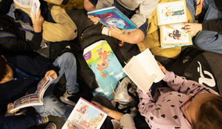 De jeunes lecteurs au SLPJ de Montreuil en 2024