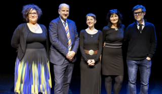 La lauréate Chloé Falcy accompagnée du jury présidé par Lionel Baier