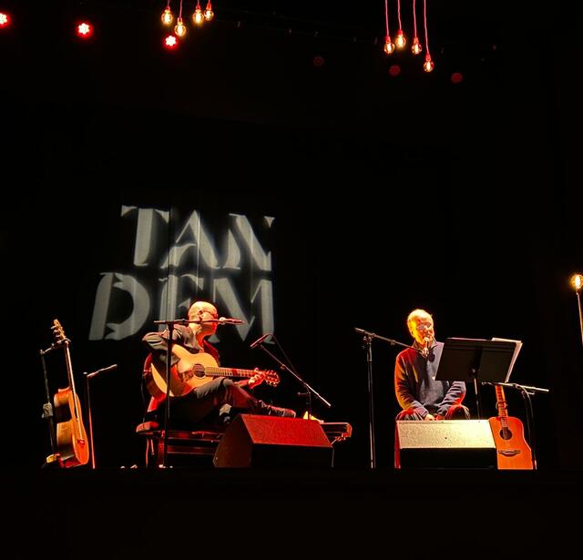 Le dessinateur et écrivain Emmanuel Guibert accompagné du guitariste Philippe Mouratoglou, au Théâtre de Nevers.