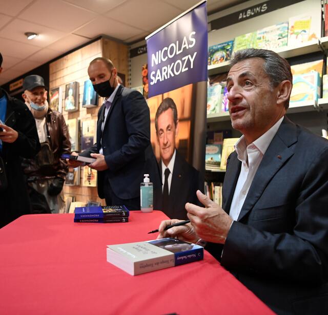 Nicolas Sarkozy lors d'une séane de dédicace en octobre 2021. (Photo by CHRISTOPHE SIMON / AFP)