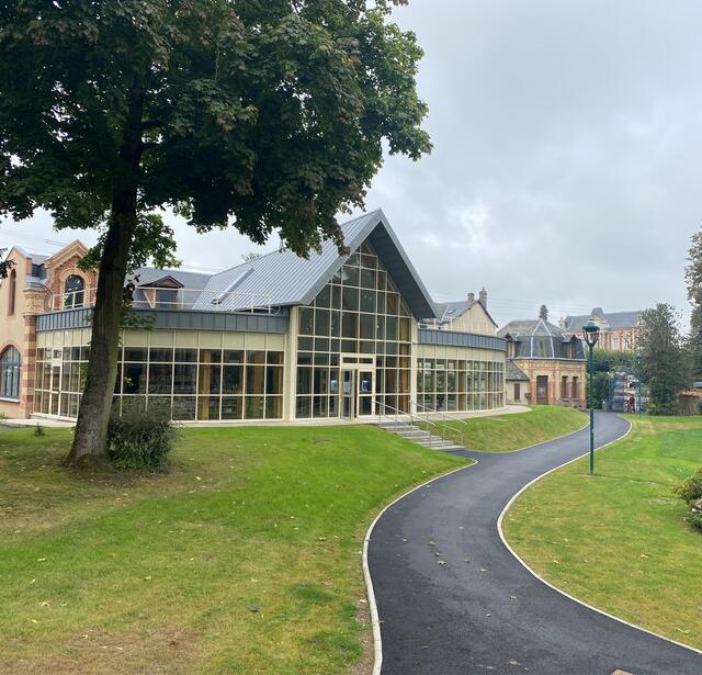 La médiathèque du Grand Bourgtheroulde (Eure), commune de 4000 habitants, fonctionne avec une bibliothécaire et quinze bénévoles.