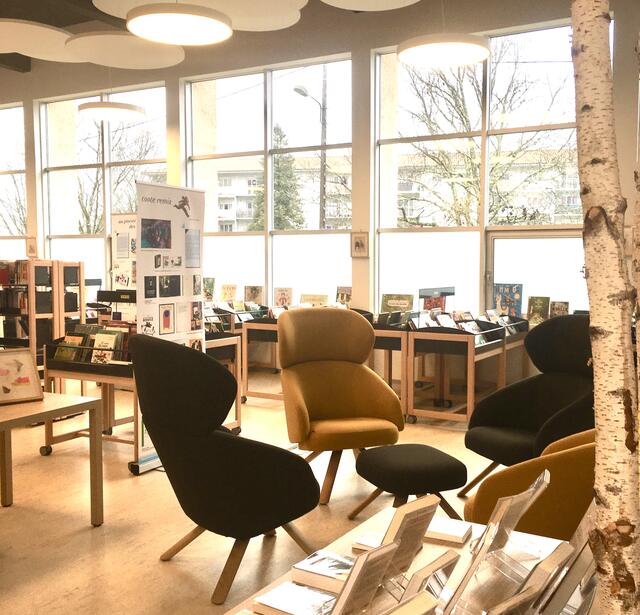 Pour améliorer les conditions d’accueil des dépositaires et d’échange des documents, la Médiathèque du Lot-et-Garonne a créé un espace "convivial" et rapproché, dans des lieux rénovés et réaménagés, les collections de livres, les CD, les expositions et outils d’animation ainsi que les ressources numériques.
