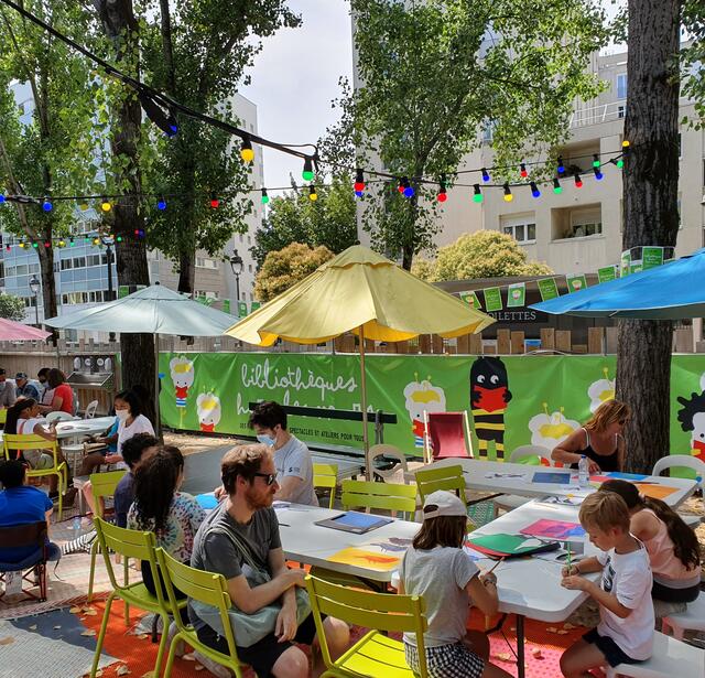 L’été dernier, opération Bibliothèques hors les murs au Bassin de la Villette, sur Paris Plages.