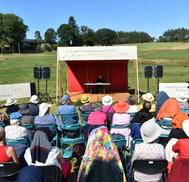 lecture sous l'arbre