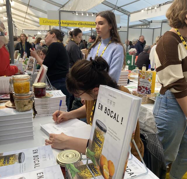 Linda Louis, autrice de "En bocal" (La Plage) en dédicace lors du Festival du livre gourmand (Périgueux, 18-20 novembre 2022).