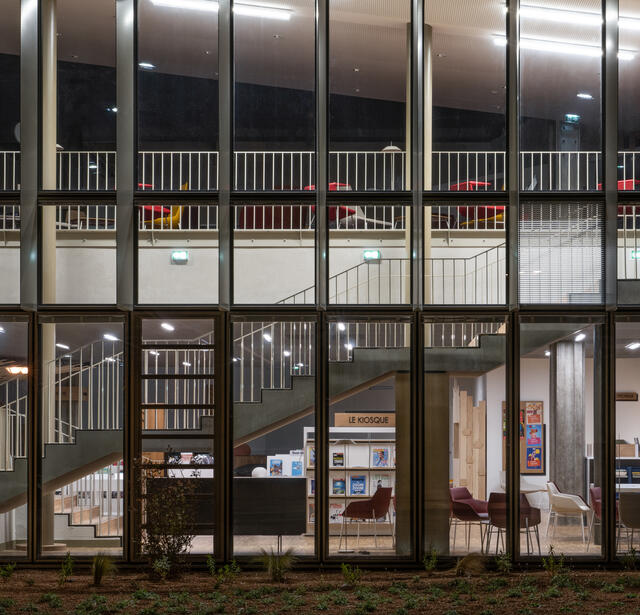 C'est beau, une bibliothèque la nuit0.jpg