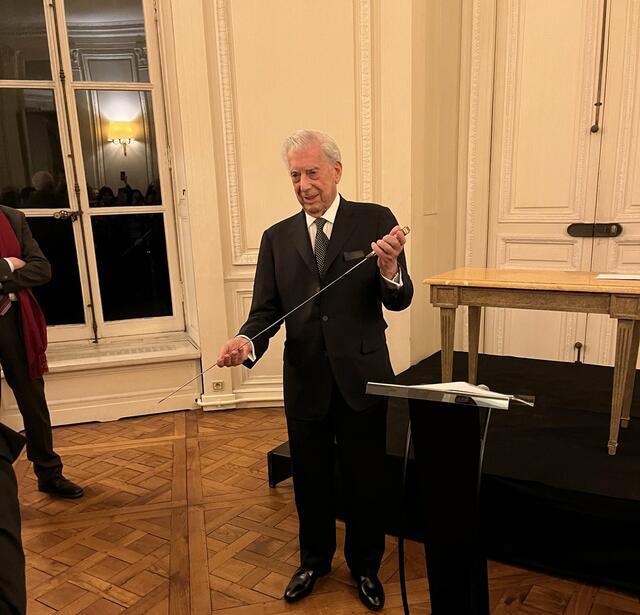 Mario Vargas Llosa épée d'académicien