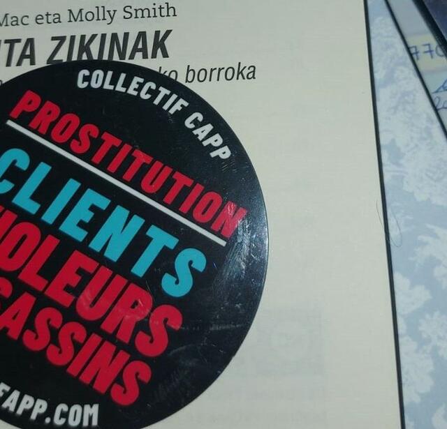 Chaque ouvrage de Puta Zikinak a été recouvert de ce sticker