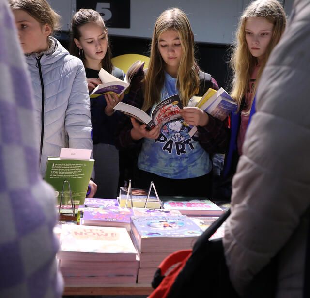 Jeunes adultes au salon du livre de la jeunesse de Montreuil