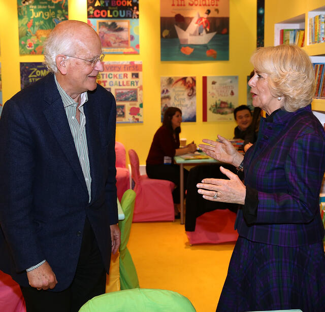 Peter Usborne et Camilla Parker Bowles, duchesse de Cornouailles, lors de la Foire du livre de Londres en 2014